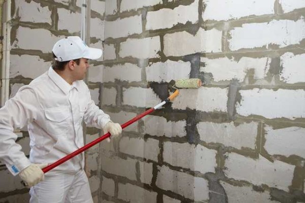 You can prime the walls with a roller, or you can pour the composition into a regular garden