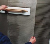 The reinforcing mesh is pressed into the applied layer of glue