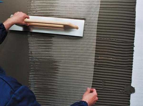 The reinforcing mesh is pressed into the applied layer of glue