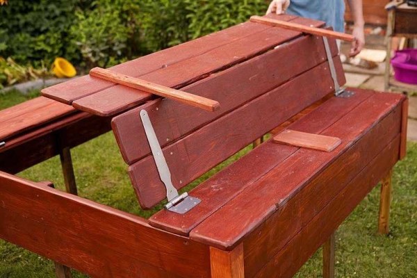 How to attach the last piece of the cover