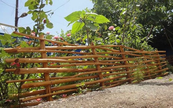 Do-it-yourself fence fence can be made from thick branches