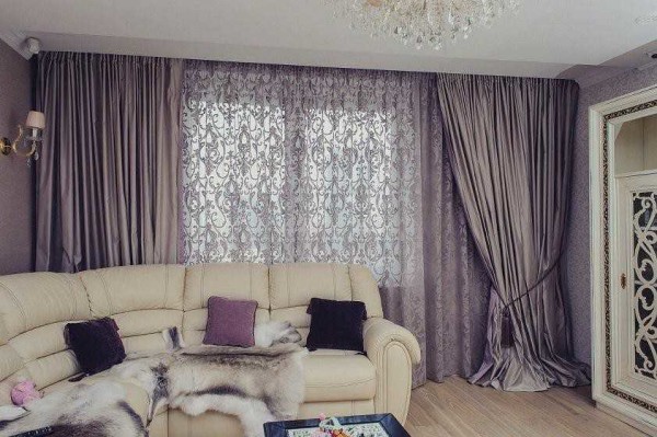 If the curtains for the living room consist of lace curtains, it is better to choose curtains without a pattern.