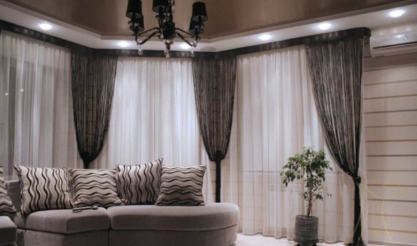 Gathered or loosened yarns in contrasting color over base fabric