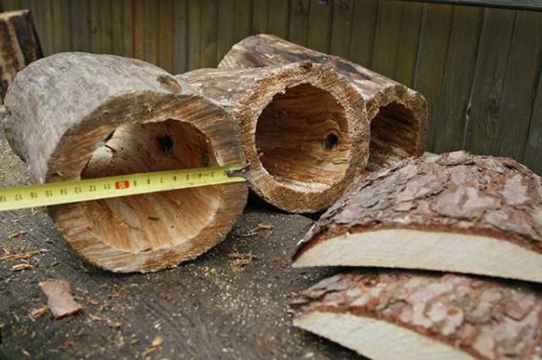 The do-it-yourself birdhouse from a log is almost ready