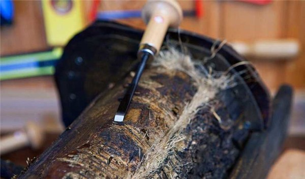 Caulking seams with hemp rope