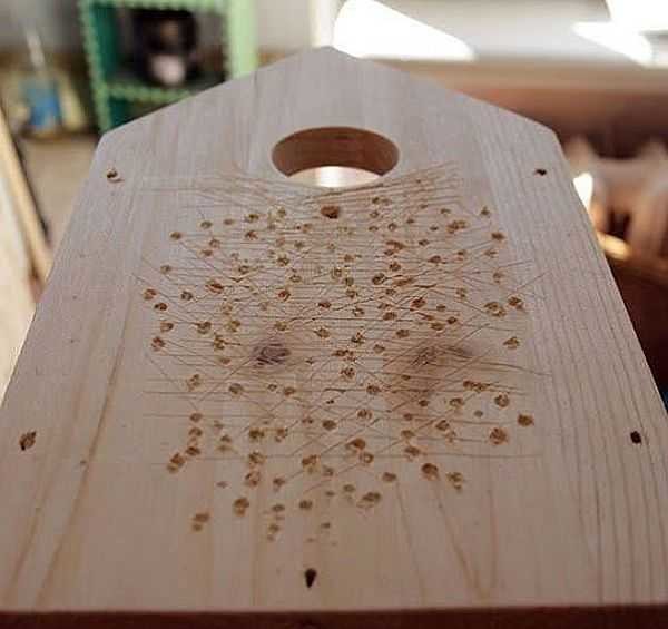 The wall under the taphole is additionally scratched