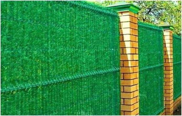 Green wall - mesh netting decorated with artificial needles