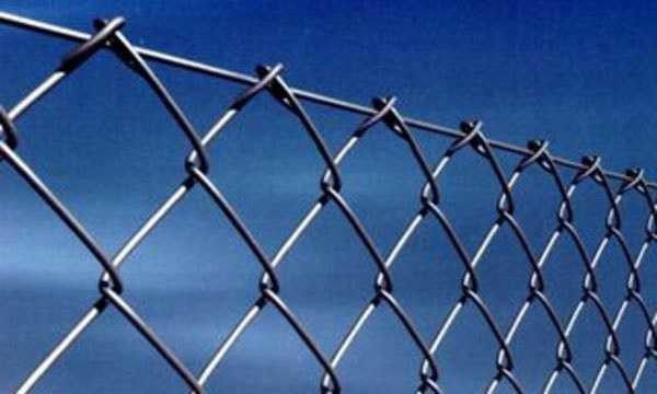 To prevent the mesh from sagging, pull the wire from above
