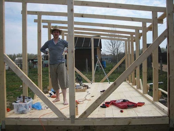 Additional struts and jibs give greater rigidity to the structure