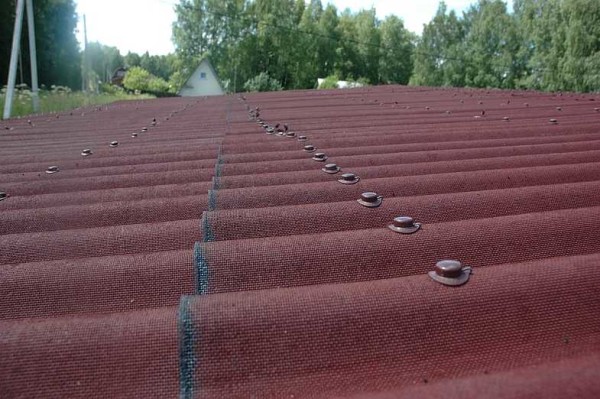 Fastening a single rail on the roof of a garden shed