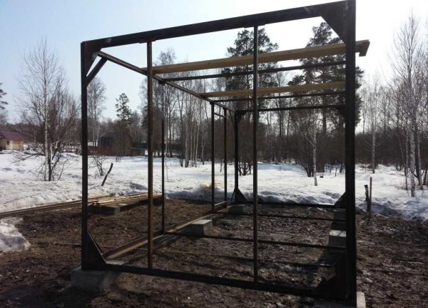 We weld several beams at the top. Now the frame for the change house is on the iron