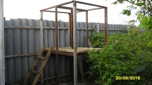 The middle strapping was used to weld the top