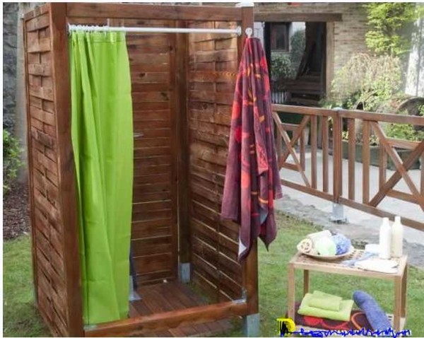 The walls of this summer shower are made on the principle of a wicker fence
