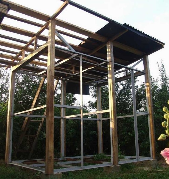 The base can be building blocks or pillars cast from concrete