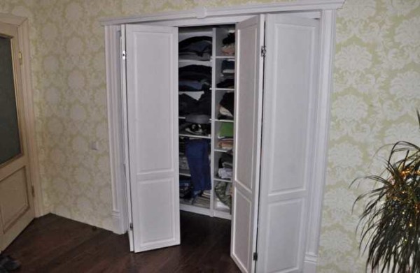 Folding doors in the built-in wardrobe: convenient and functional