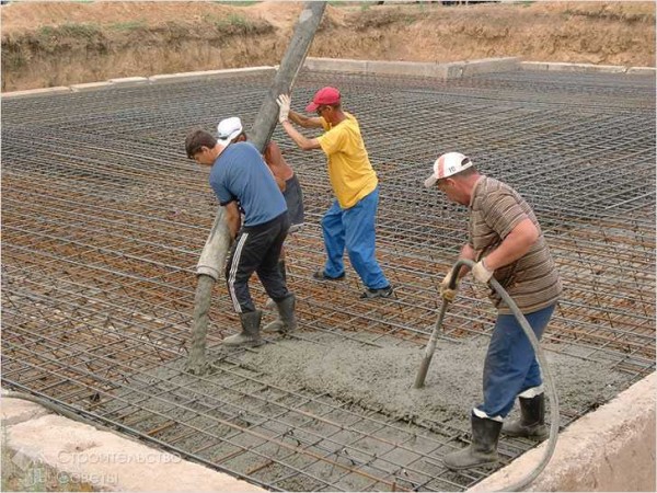 Simultaneously with the distribution of concrete, it vibrates