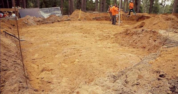 The sand is poured, it must be spilled and tamped