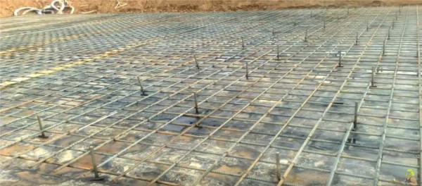 The first row of reinforcement is connected, some racks are exposed for tying the second belt