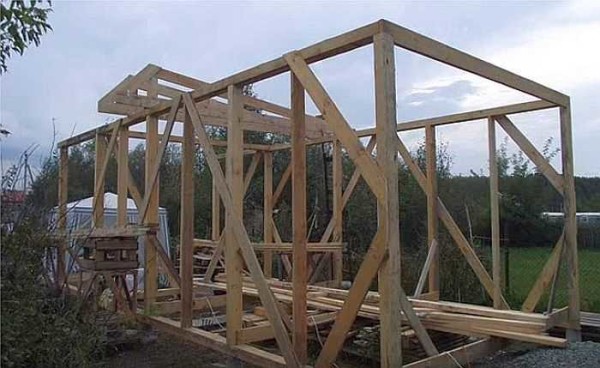 Installing the rafters on the roof