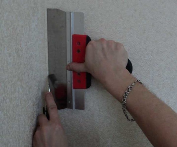 Cut the wallpaper in the corner