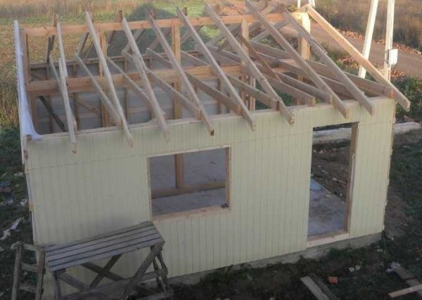 The walls are ready, we put the membrane on the roof