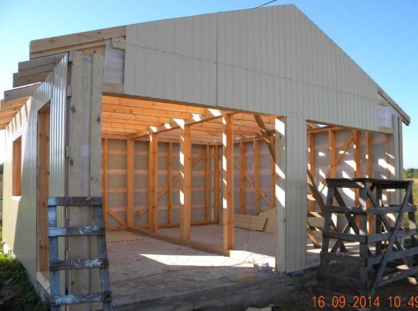 Sheathing with a profiled sheet of walls on a wooden crate is not difficult