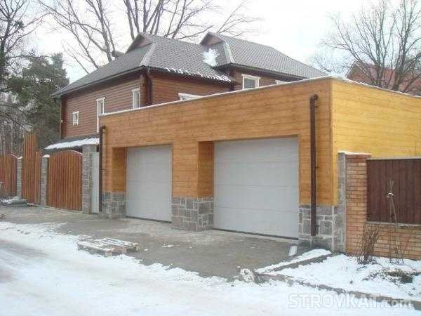 The gate opens directly to the street - one of the good options