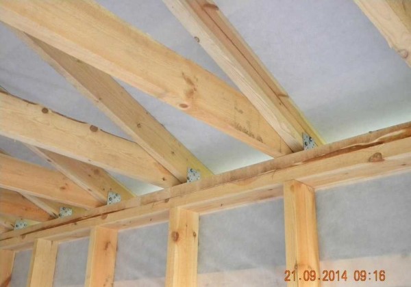 Fastening the rafter legs to the upper frame of the frame