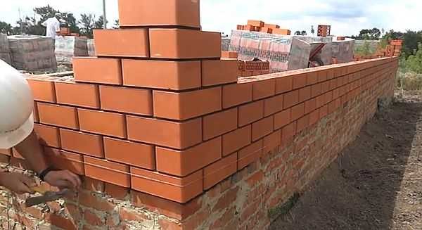 First, two corners are driven out, then they are tied with several rows of brickwork