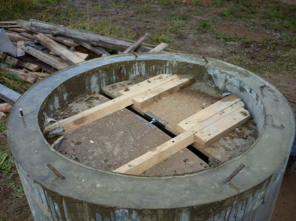 Removable formwork for a monolithic concrete well