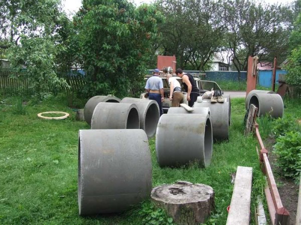 In the background lies a wooden knife for digging a well with rings