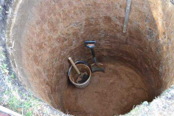 First, they dig a mine to the aquifer, then they put rings in it