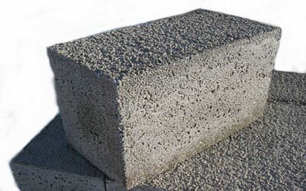 In ordinary lightweight concrete, lightweight aggregates are used instead of crushed stone