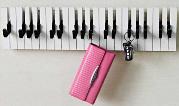 Piano hanger