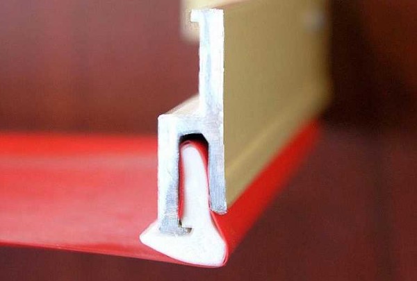 This is how the gapless system of fastening PVC ceilings looks in section.