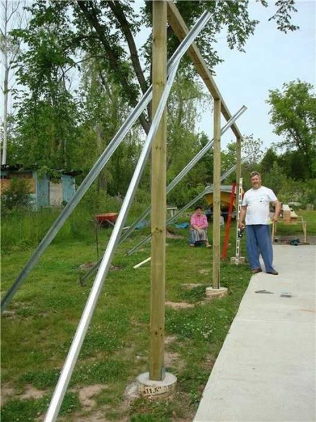 The pillars are bolted to the heels
