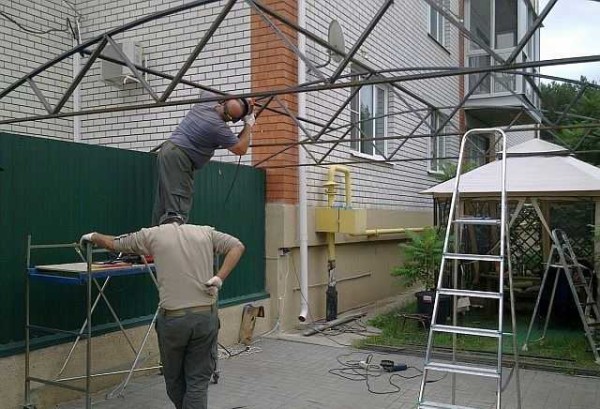 We weld pipes for fixing polycarbonate