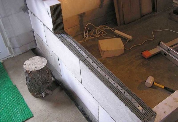 Partitions made of aerated concrete, if desired, can be reinforced