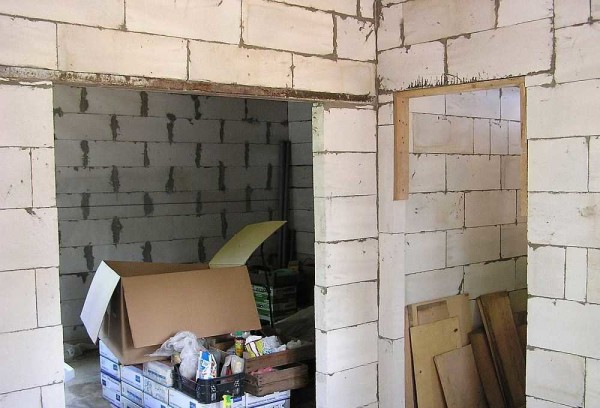 Doorways in aerated concrete partitions