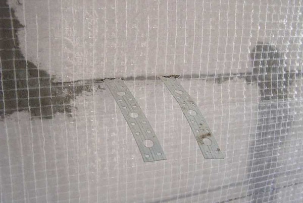 Flexible connections in the seams, if they are not there, the plates are simply screwed onto self-tapping screws
