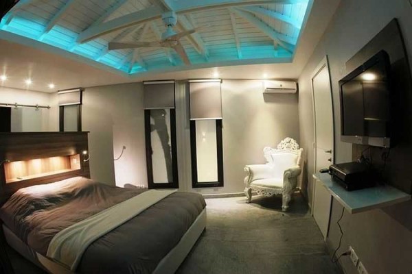 The illuminated ceiling can also be wooden