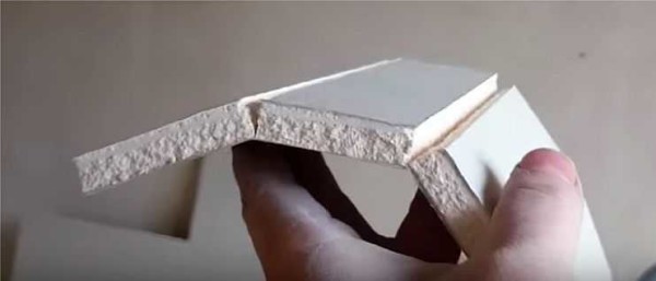 Cut every 5 cm of cardboard on one side and break the plaster