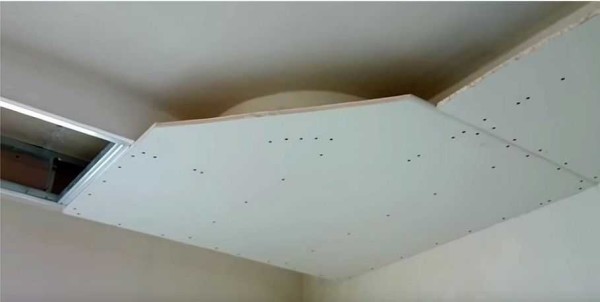 We fasten the sheet, which fits well into the corner and is slightly larger than the required rounding in outer dimensions