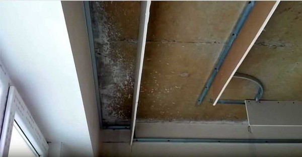 We attach a strip near the window that will cover the string curtain rods