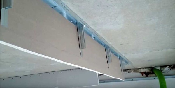 We fasten short vertical pieces to the perimeter