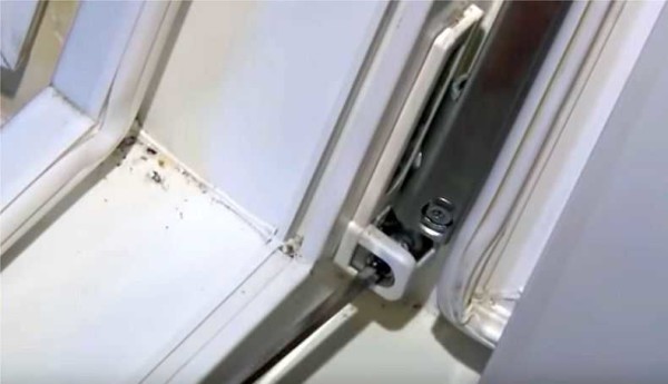 Adjusting the balcony door when rubbing against the rack