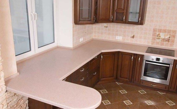 Peninsular layout in a nine-meter kitchen is difficult