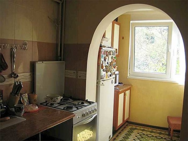 Taking out the refrigerator to the balcony is an interesting solution