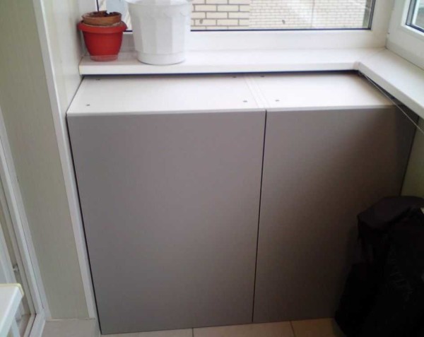 With full glazing of the balcony, you can make a wardrobe up to the windowsill