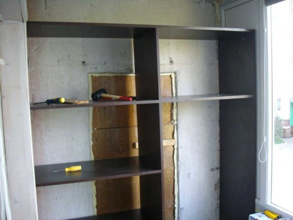 It remains to hang the door